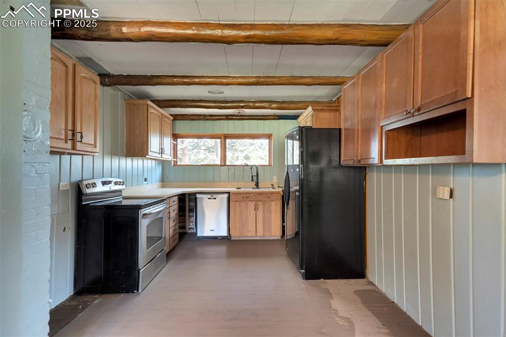 Image 13 of 45: Kitchen