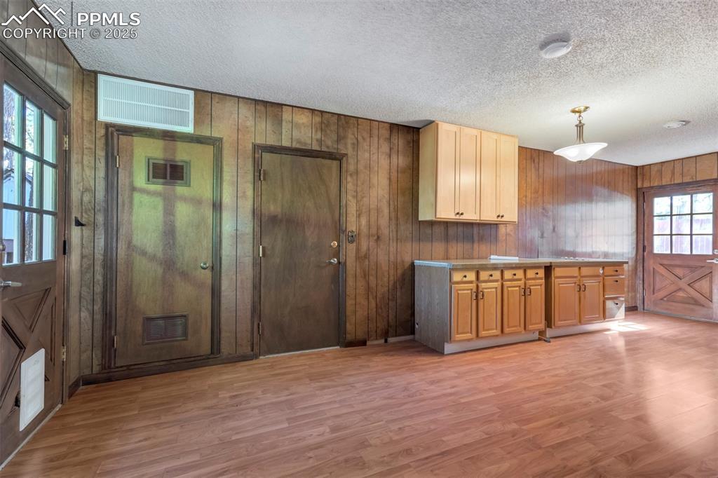 Image 15 of 45: Kitchen