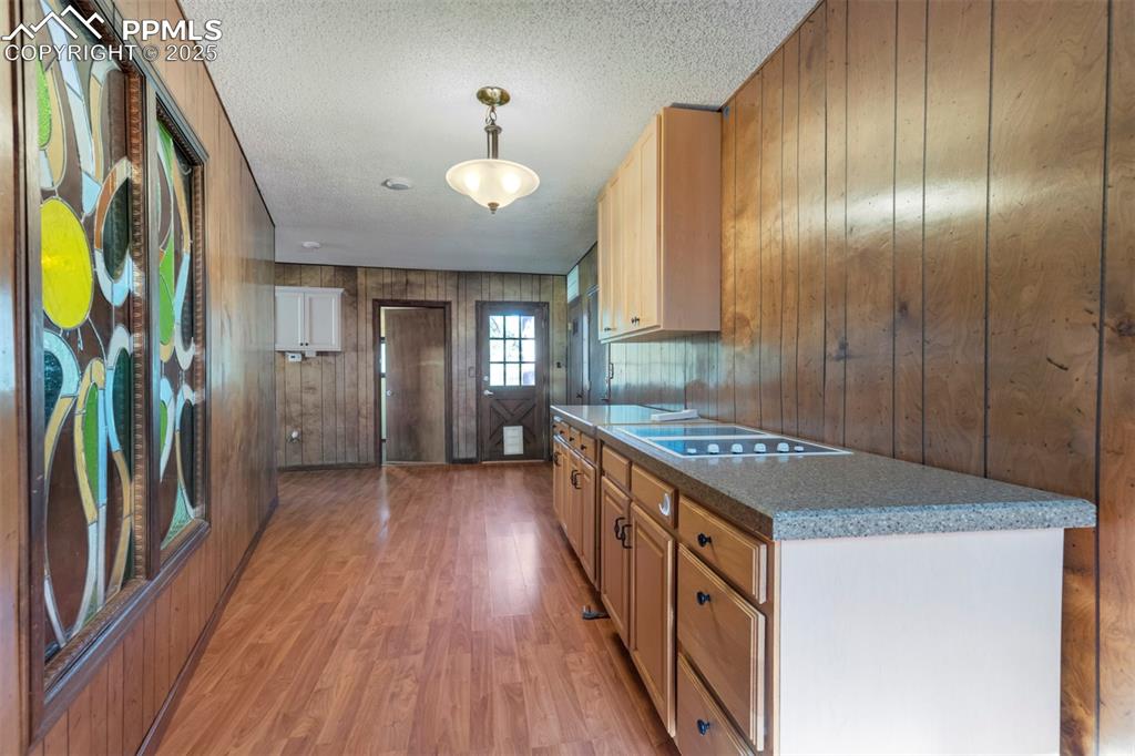 Image 16 of 45: Kitchen