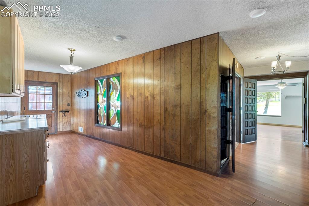 Image 18 of 45: Dining Area