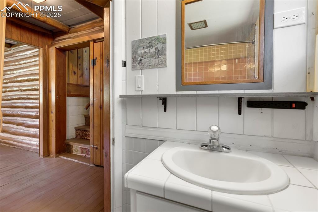 Image 19 of 45: Bathroom