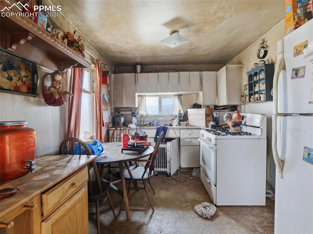 Image 23 of 47: Kitchen