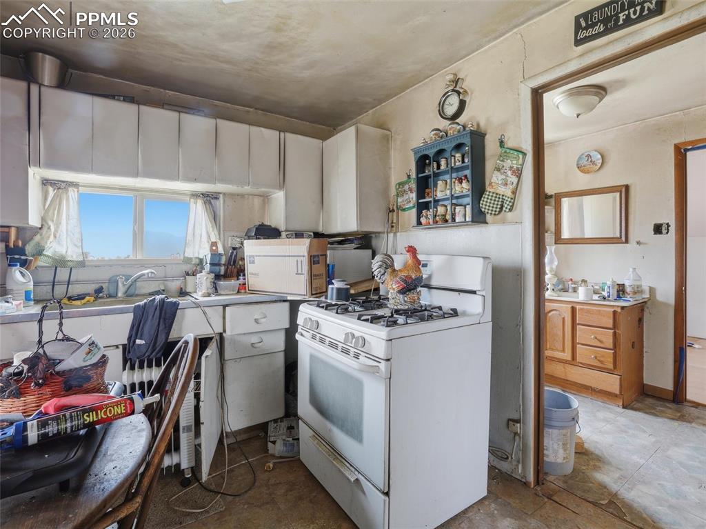 Image 24 of 47: Kitchen