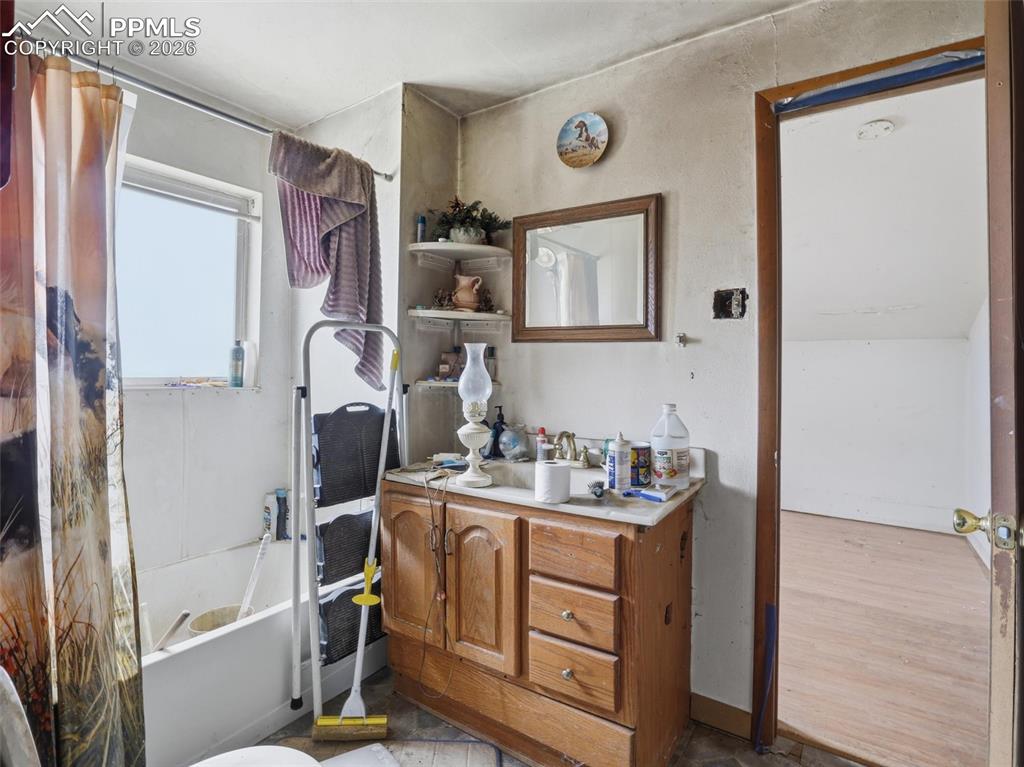 Image 25 of 47: Bathroom