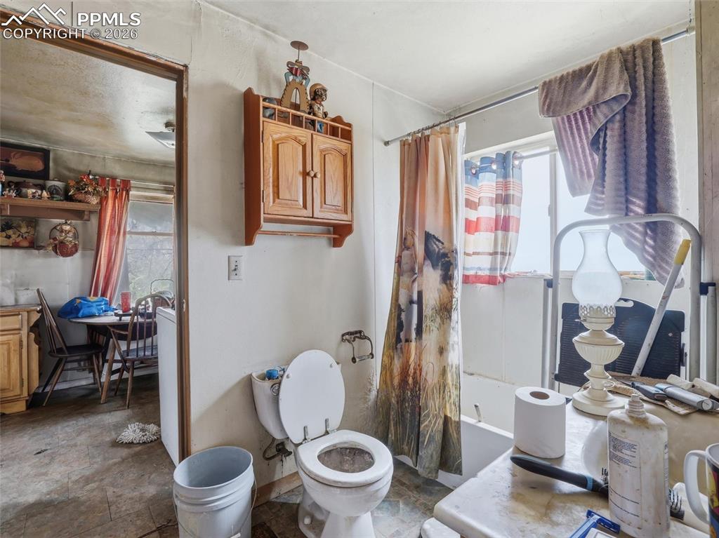 Image 26 of 47: Bathroom