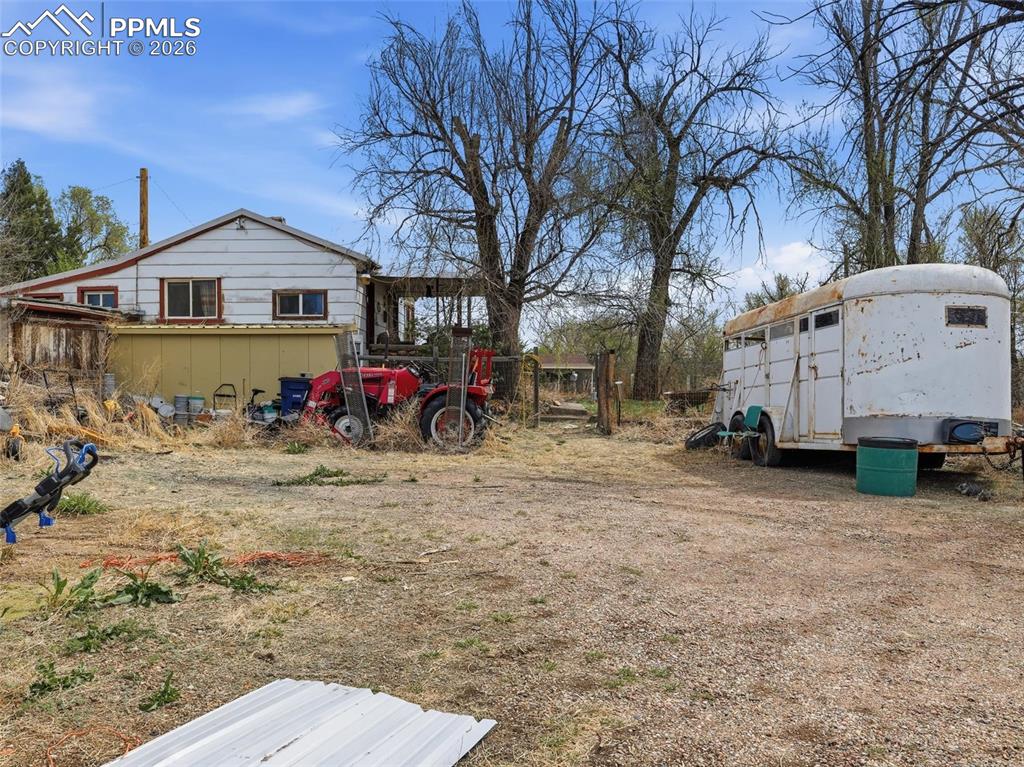 Image 37 of 47: Yard