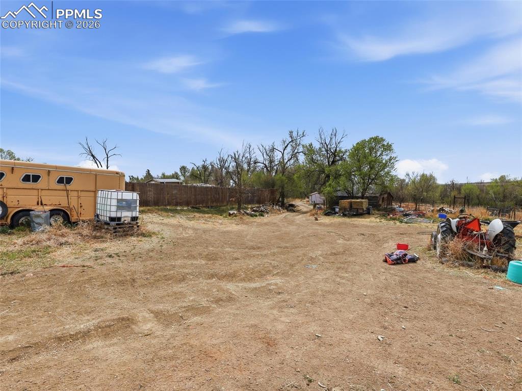 Image 39 of 47: Yard