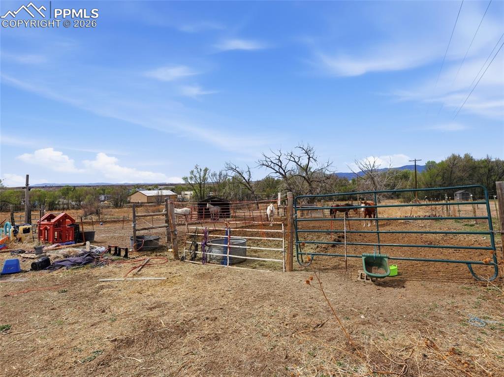 Image 40 of 47: Yard