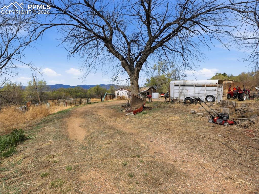 Image 43 of 47: Yard