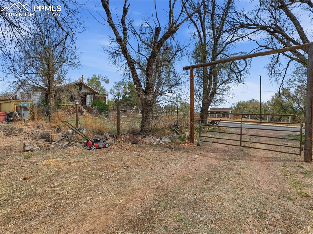 Image 44 of 47: Yard