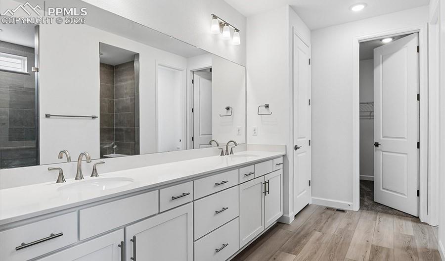 Image 12 of 23: Bathroom