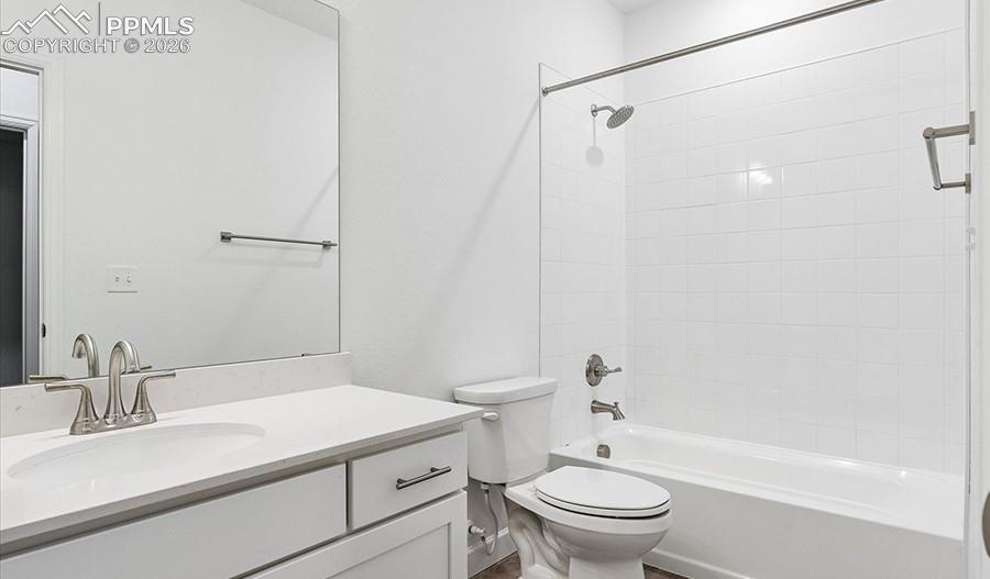 Image 18 of 23: Bathroom