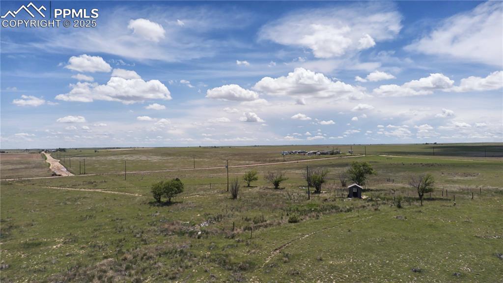 Image 16 of 27: Yard