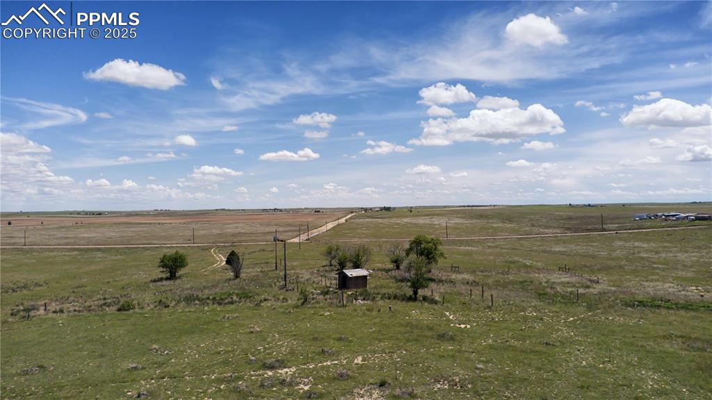 Image 17 of 27: Yard