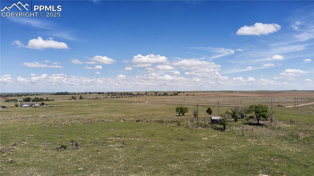 Image 18 of 27: Yard