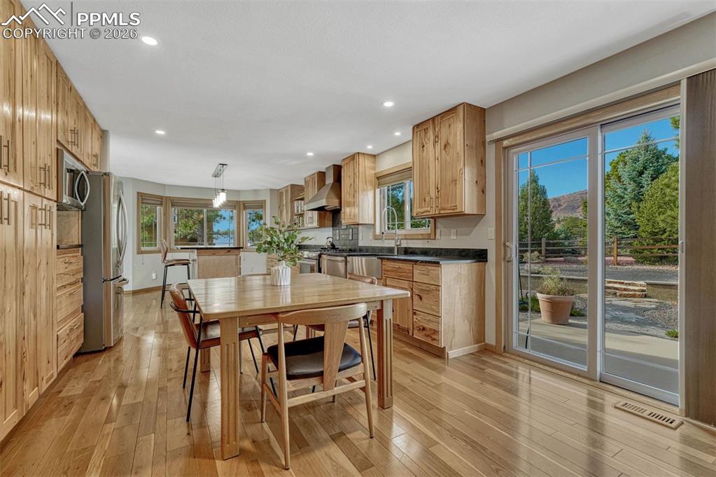 Image 14 of 50: Kitchen