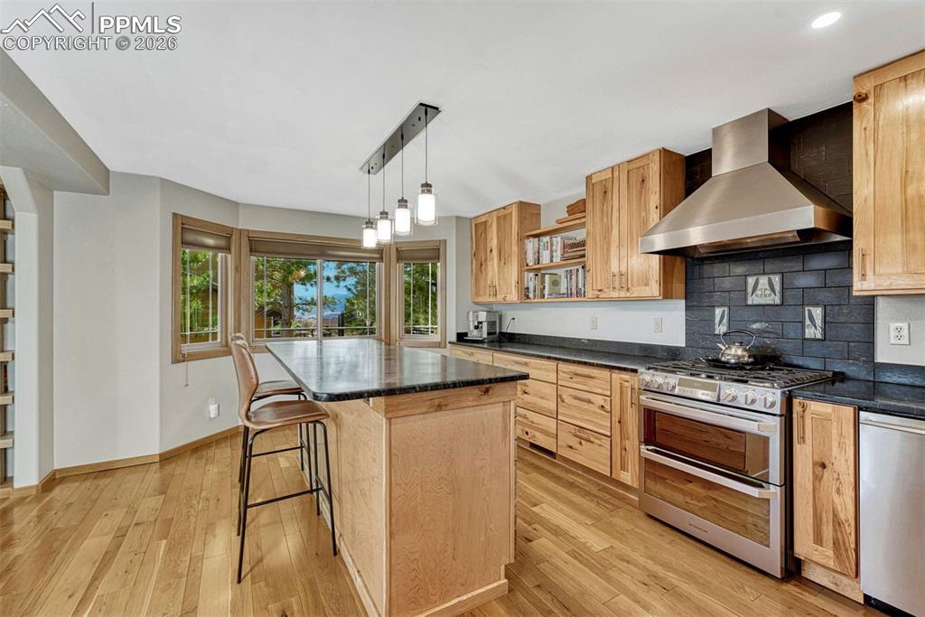 Image 16 of 50: Kitchen