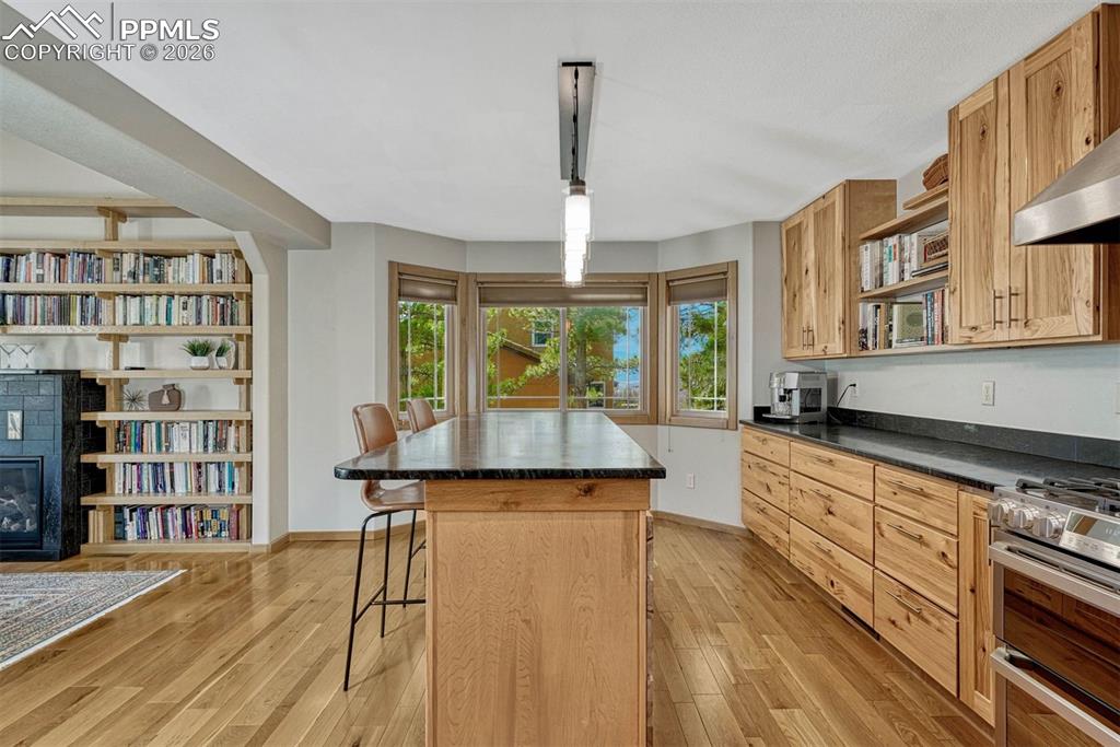 Image 17 of 50: Kitchen