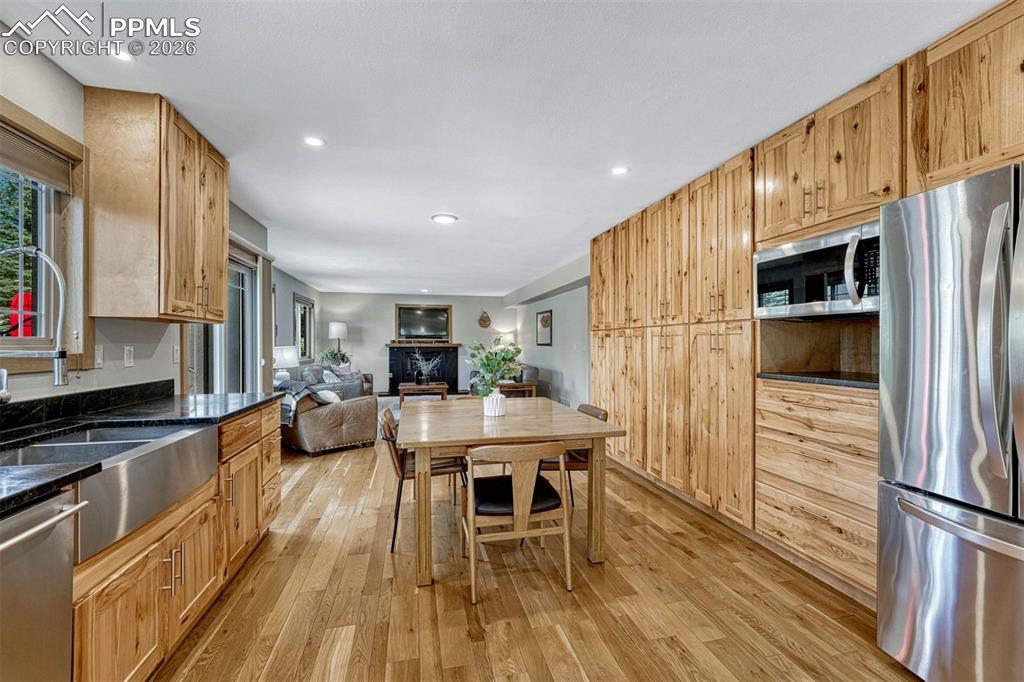 Image 20 of 50: Kitchen