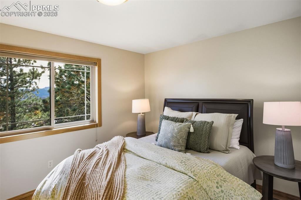 Image 34 of 50: Bedroom