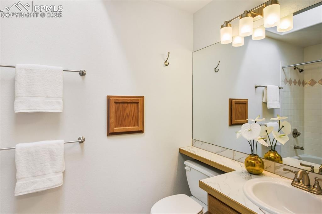 Image 35 of 50: Bathroom