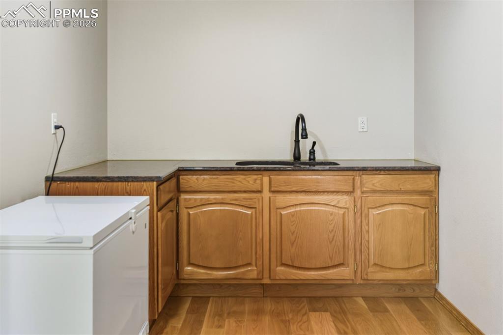 Image 38 of 50: Laundry