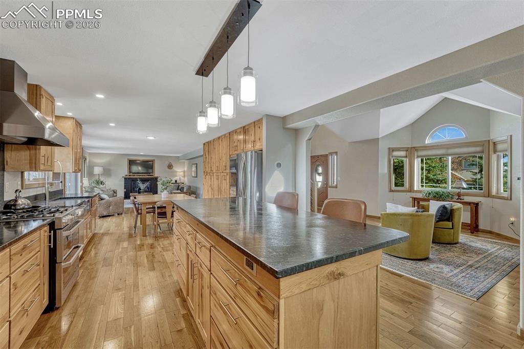 Image 4 of 50: Kitchen