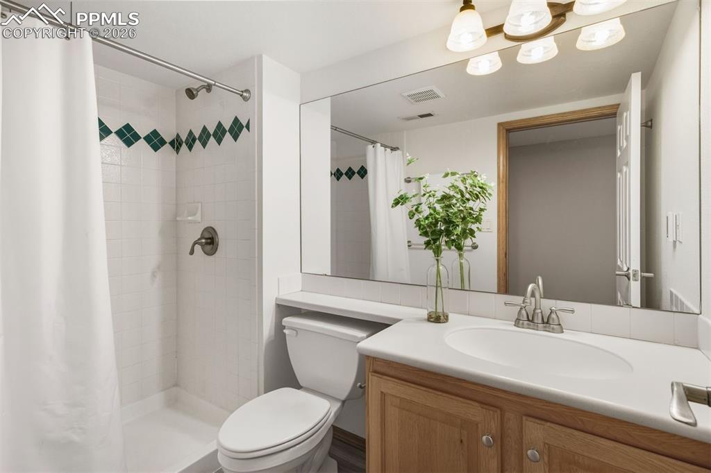 Image 40 of 50: Bathroom