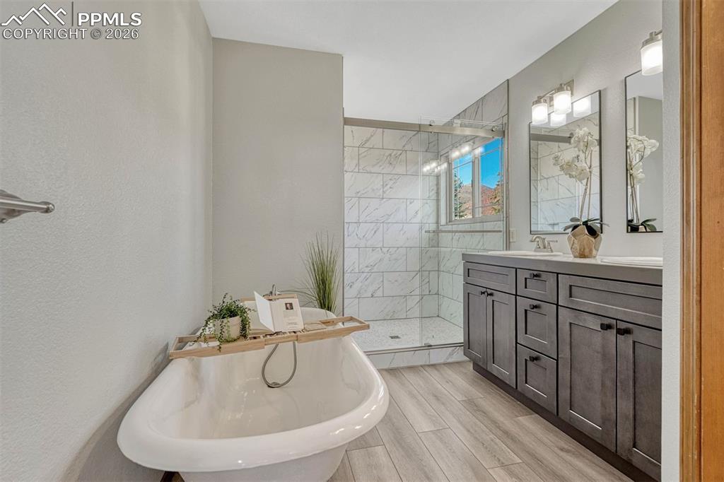 Image 7 of 50: Bathroom