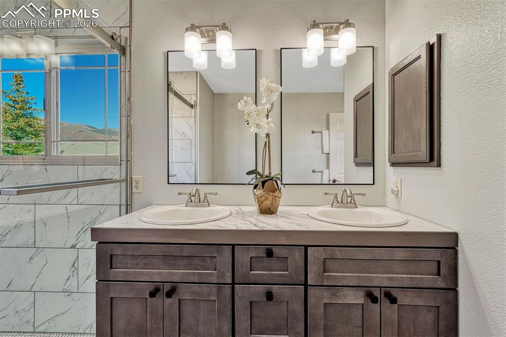 Image 8 of 50: Bathroom