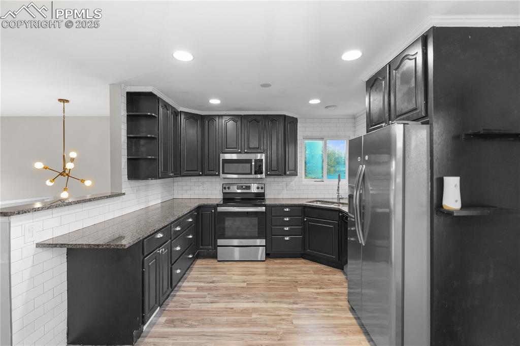 Image 15 of 38: Kitchen