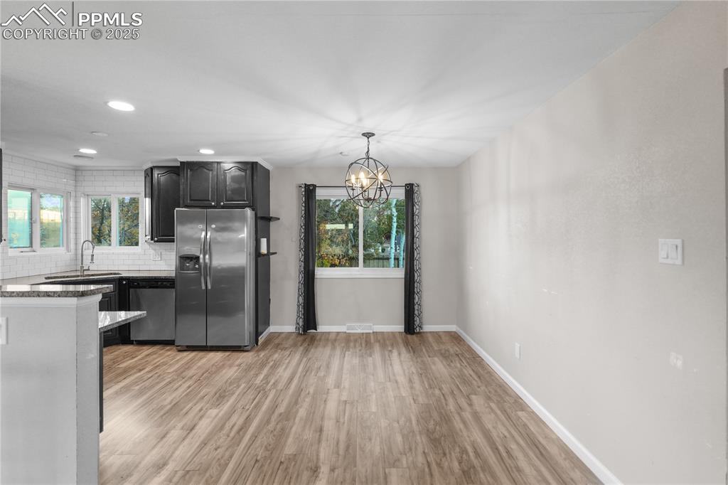 Image 17 of 38: Dining Area