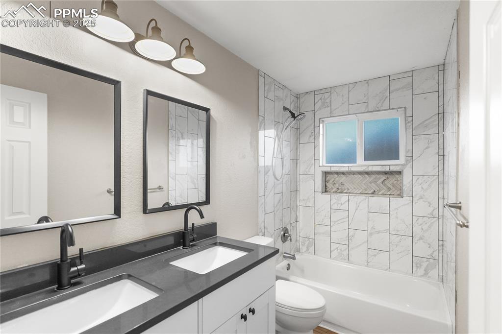 Image 20 of 38: Bathroom