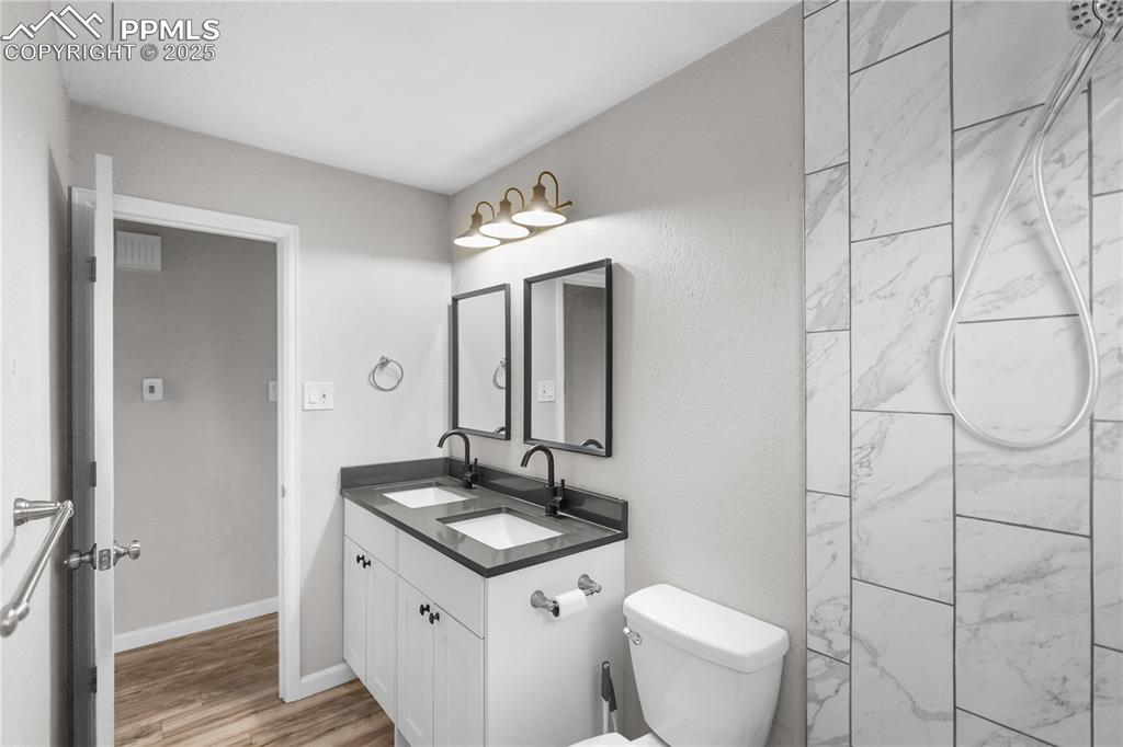 Image 21 of 38: Bathroom