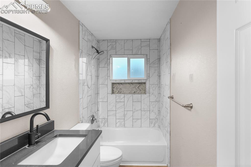 Image 25 of 38: Bathroom