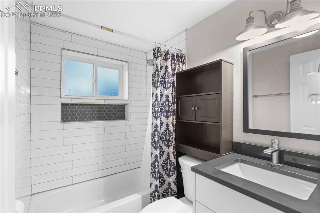 Image 31 of 38: Bathroom