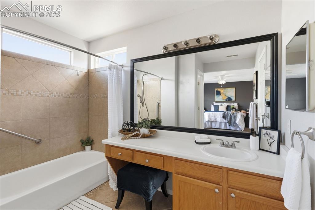 Image 12 of 16: Bathroom