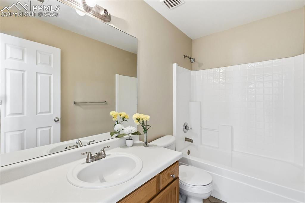 Image 13 of 16: Bathroom