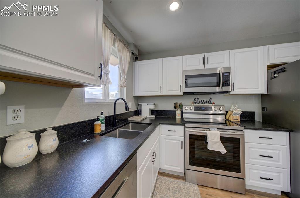 Image 14 of 34: Kitchen