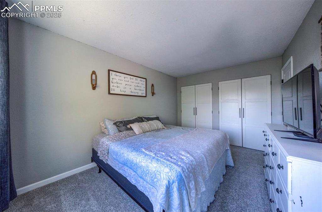 Image 19 of 34: Bedroom