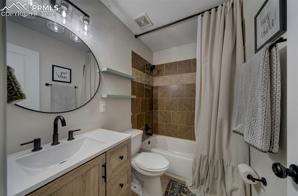 Image 21 of 34: Bathroom