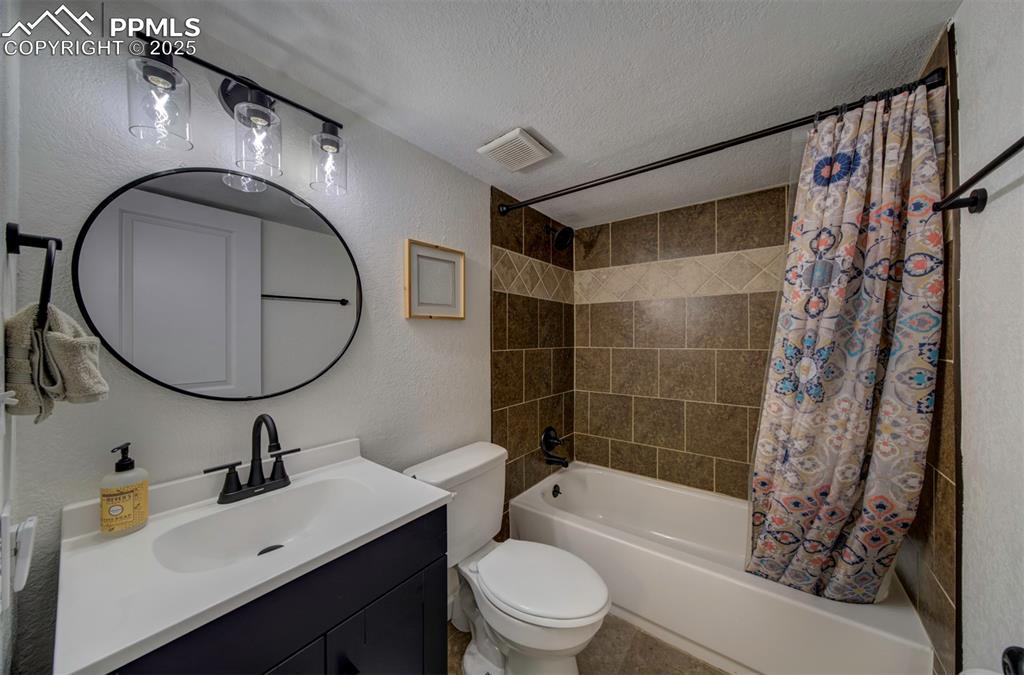 Image 24 of 34: Bathroom