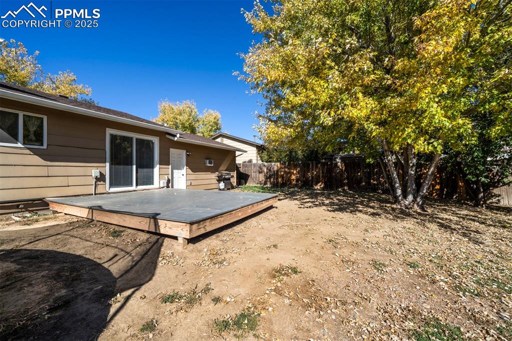 Image 32 of 34: Yard