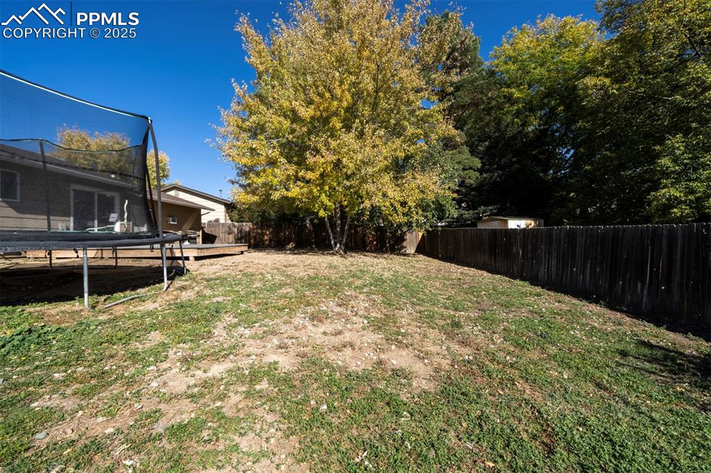 Image 33 of 34: Yard