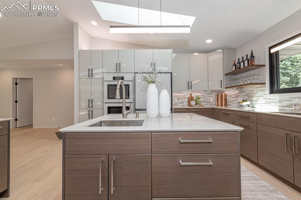 Image 10 of 50: Large island with second sink