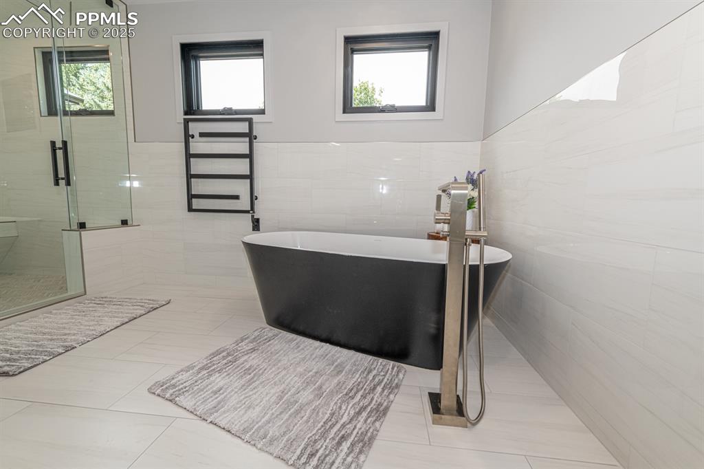 Image 22 of 50: Free standing soaking tub and towel warmer