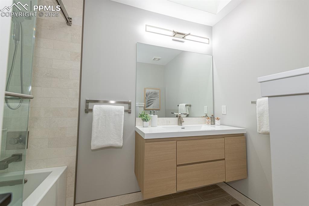 Image 27 of 50: Full main level bath with custom appointments