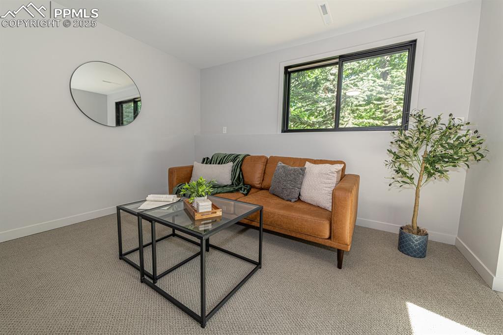 Image 39 of 50: Au Pair Suite living space