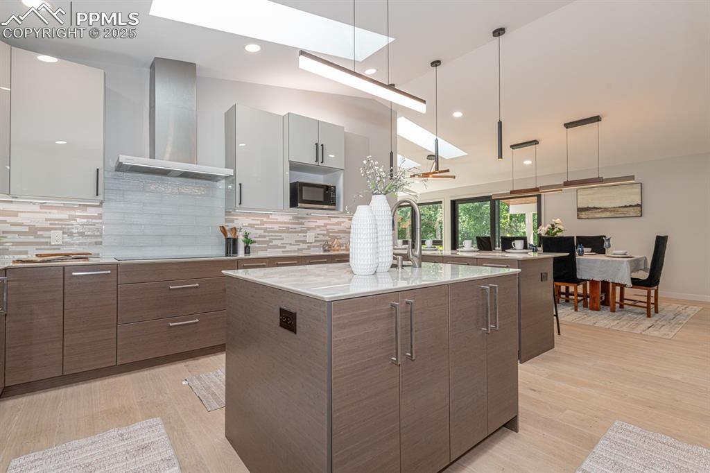 Image 8 of 50: Induction range with hood vent