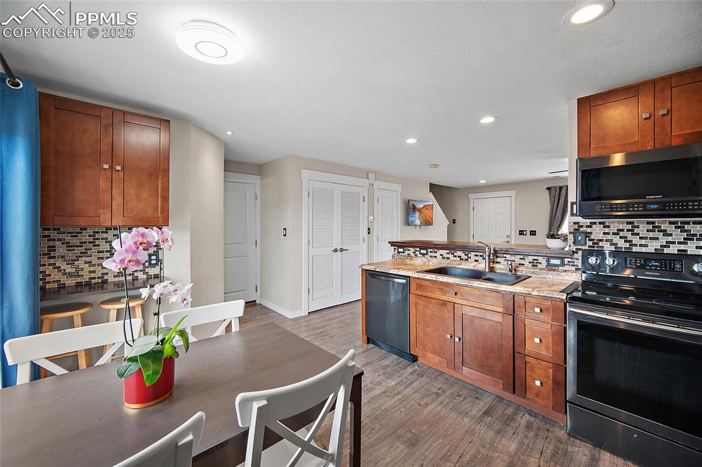 Image 12 of 36: Kitchen